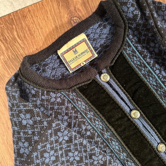 Dale of Norway | Cardigan Sweater - Floral Wool - Picture 5 of 12